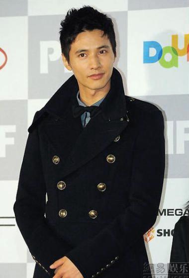 Won Bin lịch lãm.