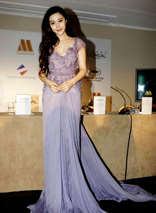 Váy tím điệu đà thuộc BST xuân hè 2011 của Elie Saab. Váy tím điệu đà thuộc BST xuân hè 2011 của Elie Saab.