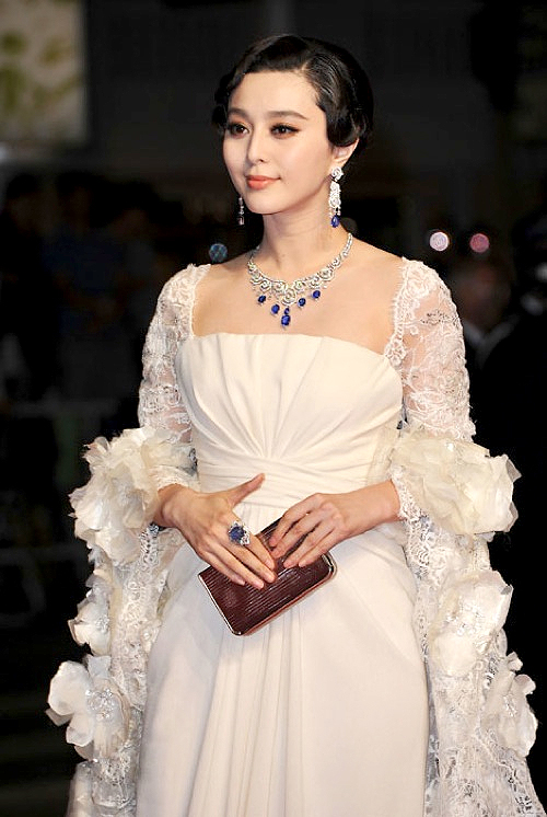 Bộ váy trắng lộng lẫy thuộc BST Thu đông 2009 của Elie Saab. Bộ váy trắng lộng lẫy thuộc BST Thu đông 2009 của Elie Saab.