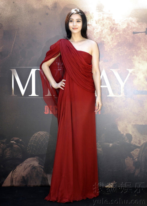 Như một nữ thần tại buổi ra mắt My Way với váy đỏ của Elie Saab. Như một nữ thần tại buổi ra mắt My Way với váy đỏ của Elie Saab.