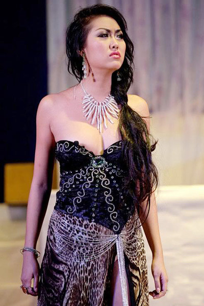 Những chiếc váy khêu gợi đến phản cảm, Thời trang, sao viet lo nguc, jennifer pham, phi thanh van, thanh lam, katie price, Jessica Lownde, vong 1, ngoi sao hollywood, my nhan viet